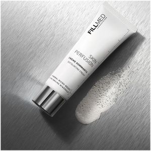 This micro-polishing cream provides a mechanical exfoliation of the dead cells on the skin surface. With a controlled exfoliating action, this cream stimulates cells in the basal layer before reactivating the cell regeneration process.