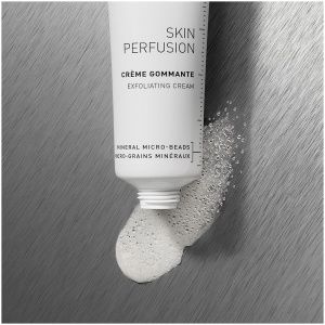 This micro-polishing cream provides a mechanical exfoliation of the dead cells on the skin surface. With a controlled exfoliating action, this cream stimulates cells in the basal layer before reactivating the cell regeneration process.