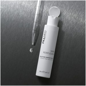This lightweight solution is formulated with gluconolactone, a gentle acid, that exfoliates dead cells, smoothes the texture of the skin, reduces irregularities and leaves the skin fresh and clear.