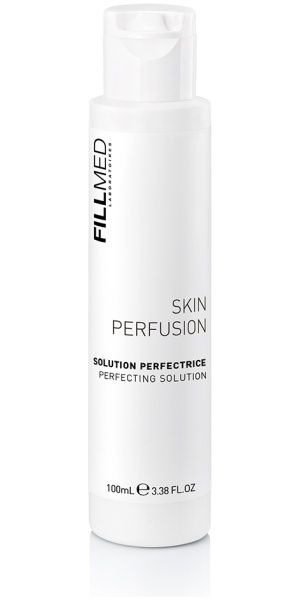 This lightweight solution is formulated with gluconolactone, a gentle acid, that exfoliates dead cells, smoothes the texture of the skin, reduces irregularities and leaves the skin fresh and clear.